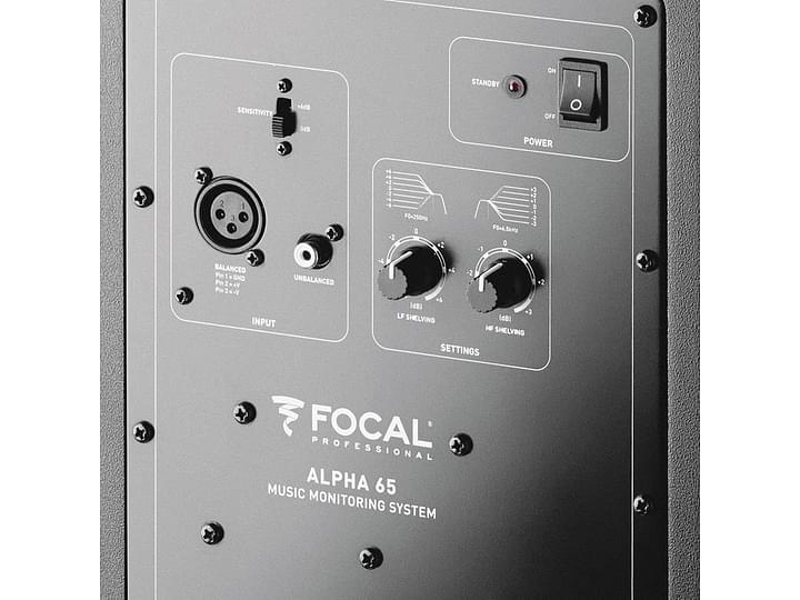 Enceinte amplifiée Focal ALPHA 65, face arrière, connectique et réglages : entrées XLR et RCA, réglages sensibilité et shelving