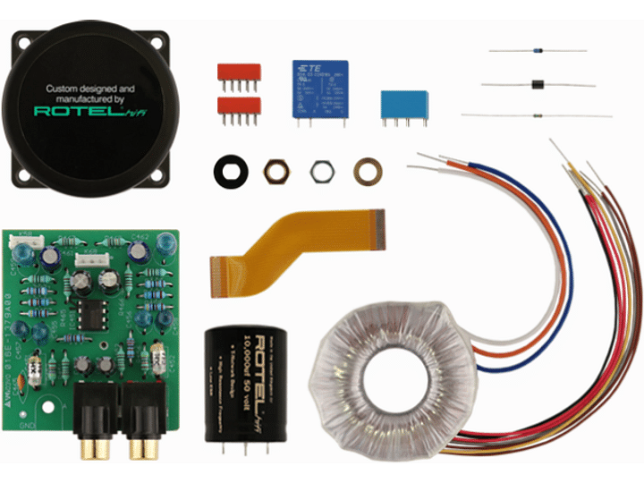 Composants électroniques : transformateur toroïdal, circuits imprimés, connecteurs, fils de différentes couleurs, potentiomètres