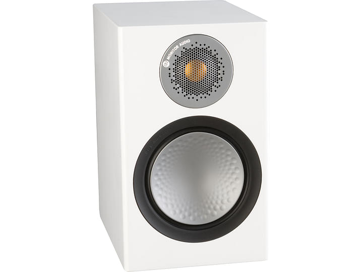 Enceinte bibliothèque Monitor Audio Silver 6G 50 blanc satin, vue de face, haut-parleur circulaire noir à grille perforée argentée