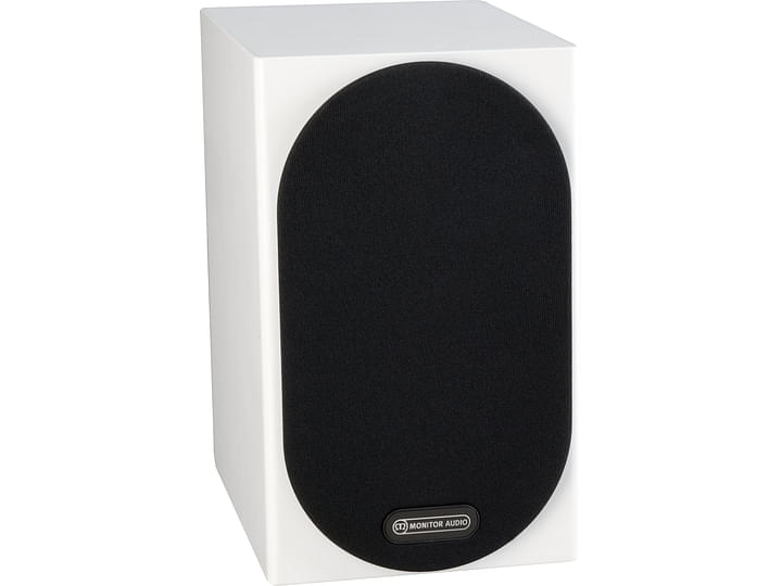 Enceinte bibliothèque Monitor Audio Silver 6G 50 blanc satin, vue de face, grille noire, forme rectangulaire arrondie