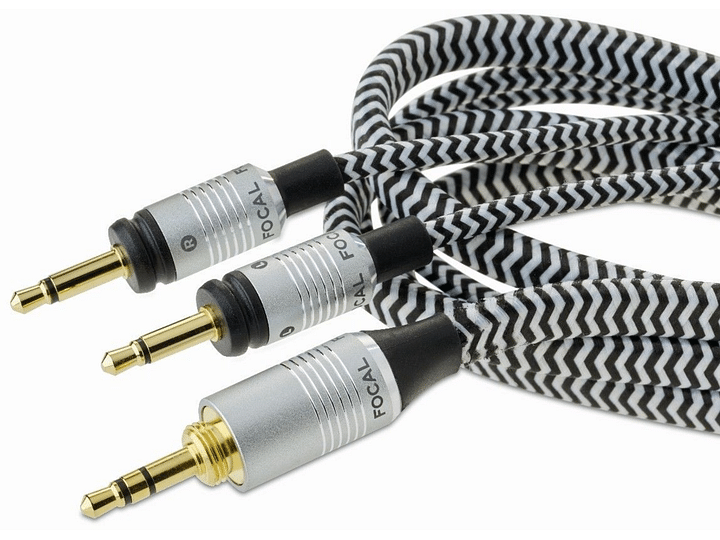 Trois connecteurs jack 3,5 mm mâles argentés reliés à des câbles tressés en zigzag noir et blanc