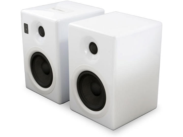 Deux enceintes Kanto iPair 5 v1 blanc laqué, forme cubique arrondie, haut-parleurs noirs, vue de face légèrement décalée