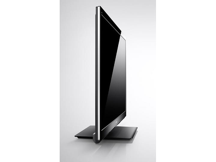 Téléviseur Panasonic TX-P42GT30 noir, écran plat, vue de profil, sur pied métallique argenté, cadre fin, bords biseautés